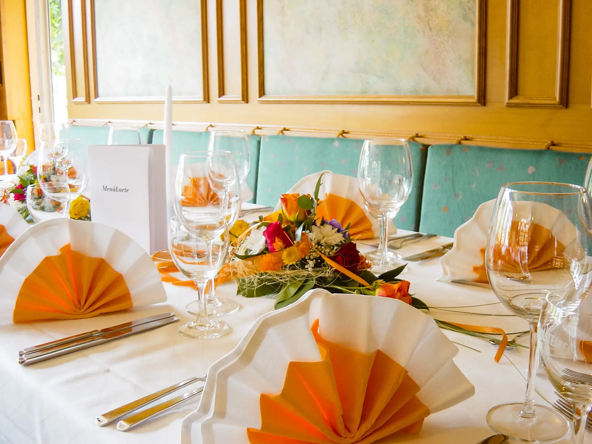 Feierlich gedeckter Tisch Gastwirtschaft Windfelder